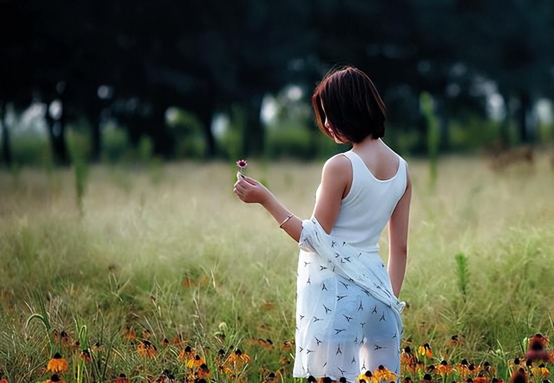 一個女人！手上沒有手鏈、戒指，脖子上也沒有項鏈　說明「三個問題」並非因為窮