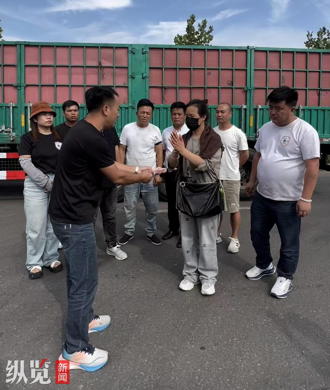 送貨途中發病！卡車司機「開進安全區後去世」留下三孩子　4名陌生卡友「接力暖舉」感動全網