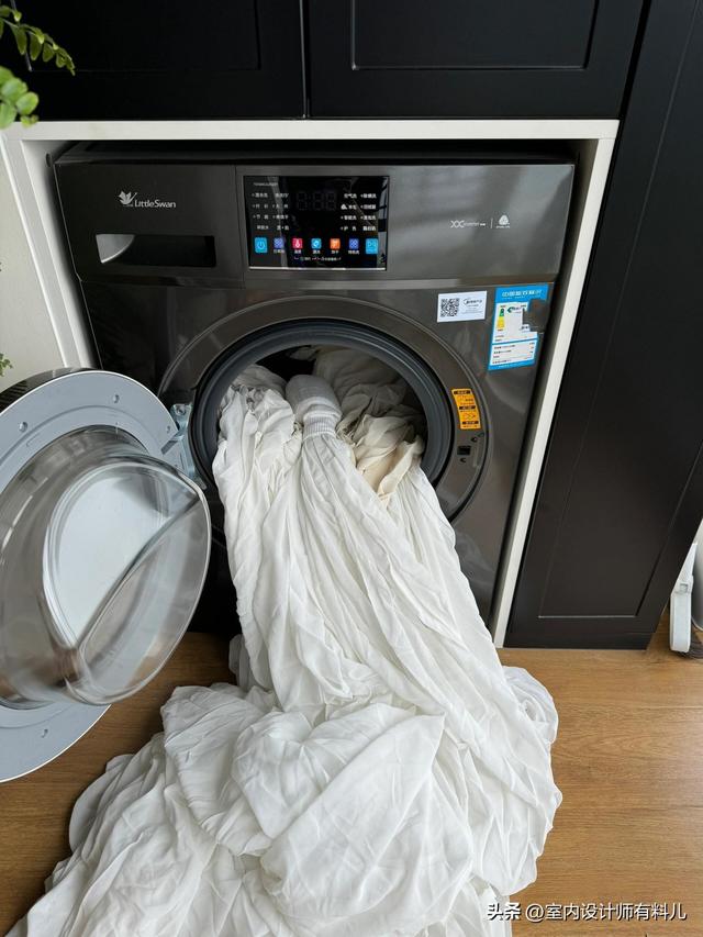 越來越多人不裝窗簾了!學學「現在的流行做法」:省錢實用又好看