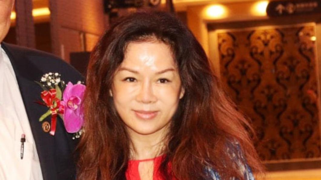 開心報喜！49歲歌后「升格當外婆」喜擁混血孫女　「頂素顏出鏡」網嚇喊：太年輕