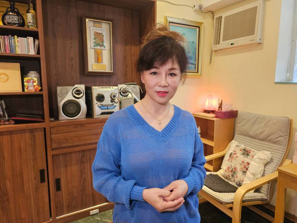 開心報喜！49歲歌后「升格當外婆」喜擁混血孫女　「頂素顏出鏡」網嚇喊：太年輕