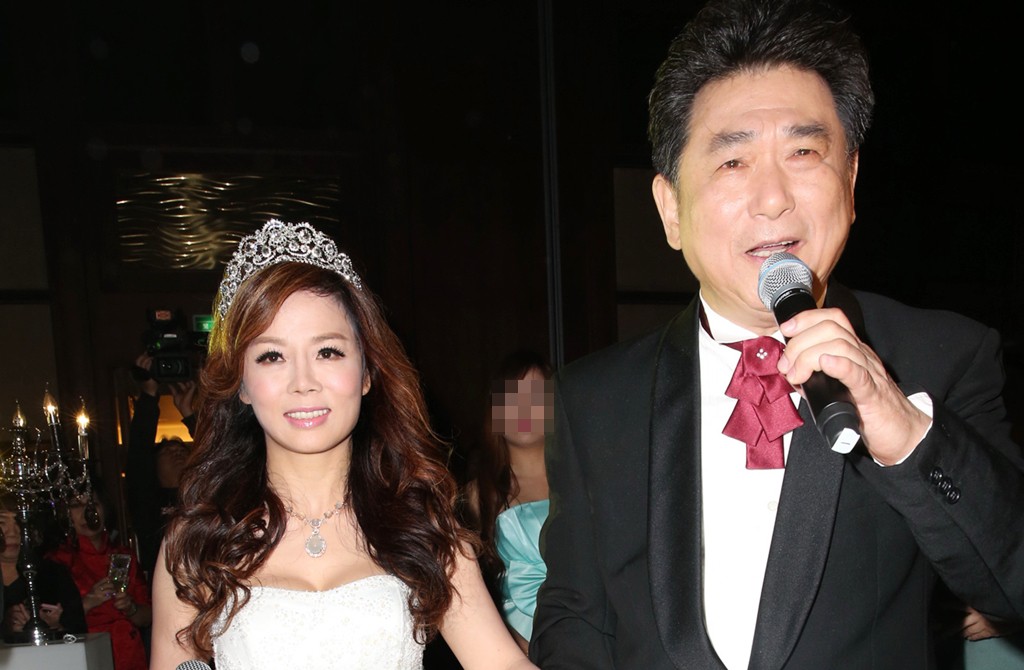 開心報喜！49歲歌后「升格當外婆」喜擁混血孫女　「頂素顏出鏡」網嚇喊：太年輕