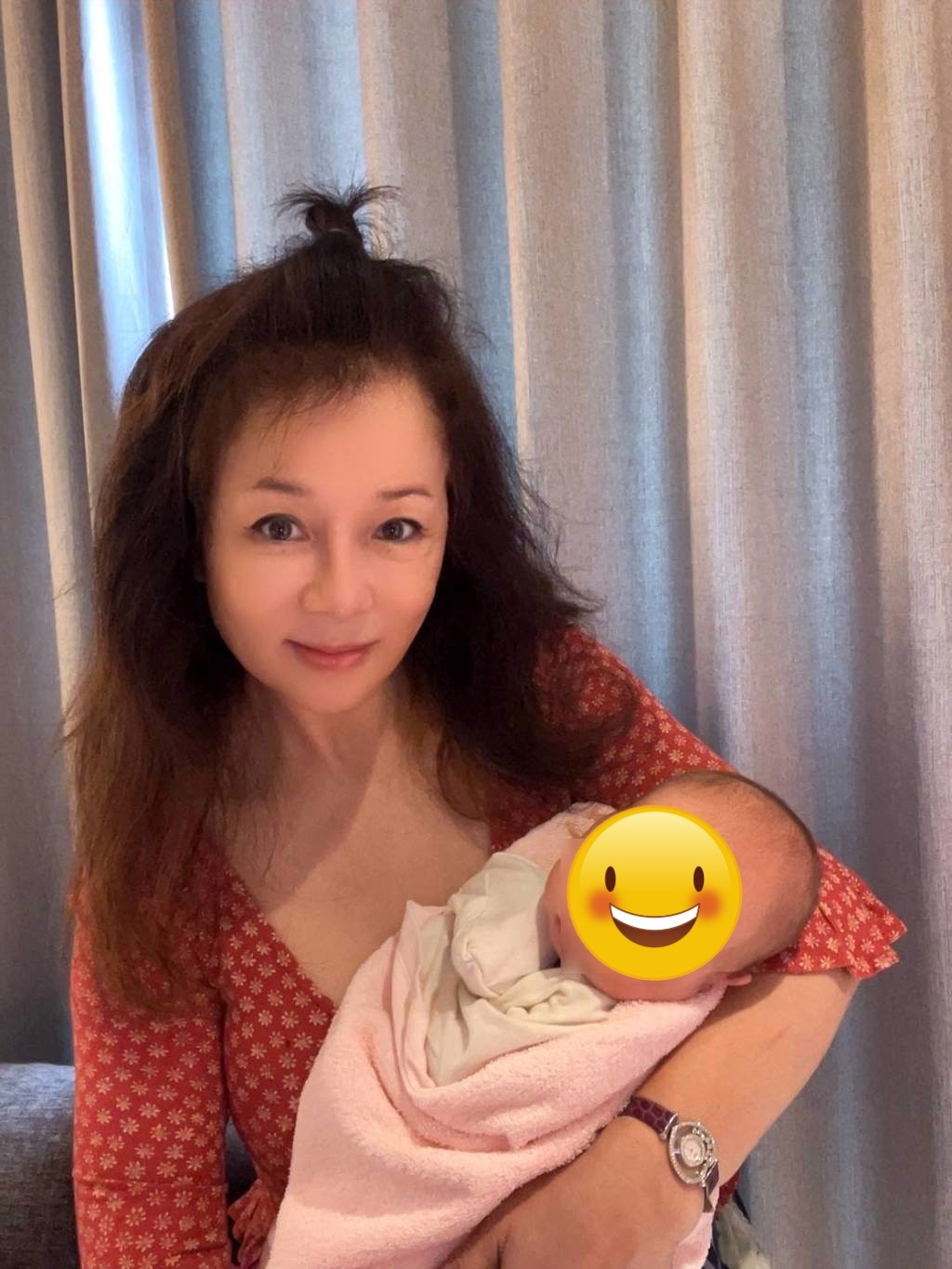 開心報喜！49歲歌后「升格當外婆」喜擁混血孫女　「頂素顏出鏡」網嚇喊：太年輕