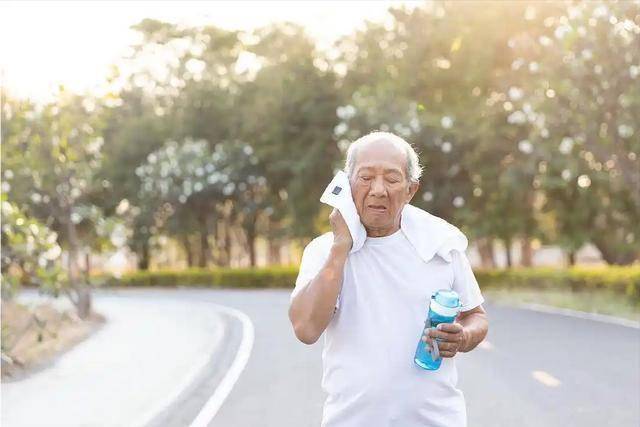 58歲大叔晨間運動驚傳「腦梗去世」　醫生提醒：過了55歲，早上盡量遠離2事