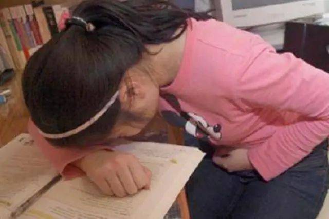 8歲女兒「每周五喊肚子痛」...爸爸找不到病因 老師突說:「跟孩子媽離婚吧」