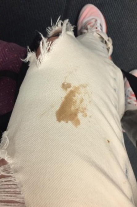 出遊打翻！陶晶瑩「白褲全醬油」污漬洗不掉　不慌不忙「走到販賣機」一秒讓褲子完好如新