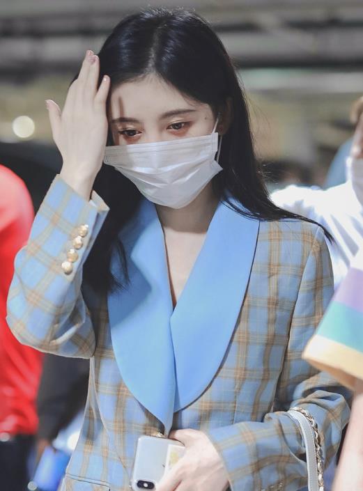 散發仙女氣質!機場遇見「巴掌臉口罩正妹」 近看驚覺是「4千年一遇美女」網驚喊:遇到超幸運