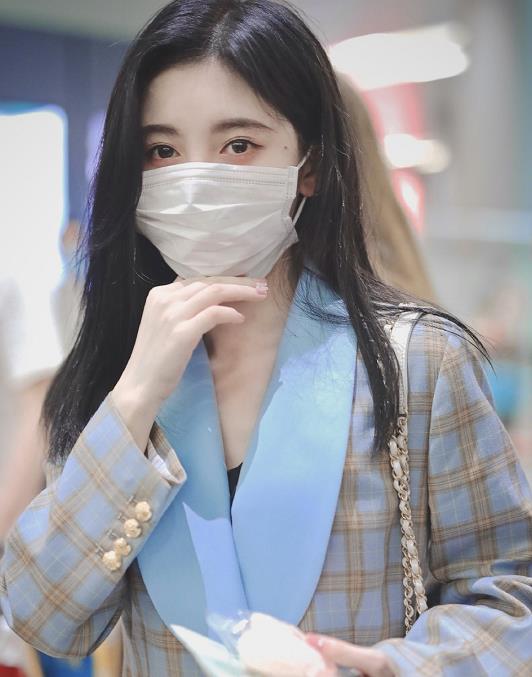 散發仙女氣質!機場遇見「巴掌臉口罩正妹」 近看驚覺是「4千年一遇美女」網驚喊:遇到超幸運