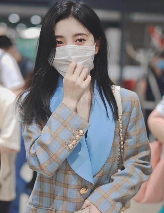 散發仙女氣質!機場遇見「巴掌臉口罩正妹」 近看驚覺是「4千年一遇美女」網驚喊:遇到超幸運