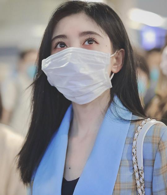 散發仙女氣質!機場遇見「巴掌臉口罩正妹」 近看驚覺是「4千年一遇美女」網驚喊:遇到超幸運