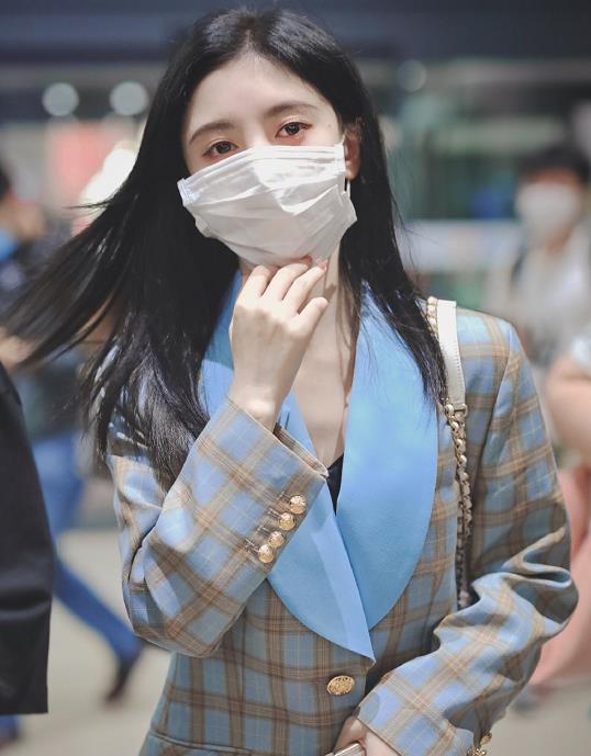 散發仙女氣質!機場遇見「巴掌臉口罩正妹」 近看驚覺是「4千年一遇美女」網驚喊:遇到超幸運