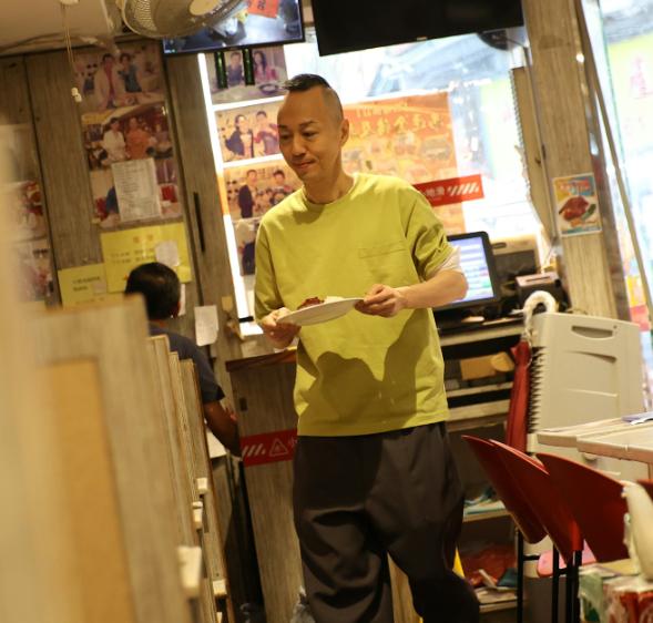 52歲綠葉男星沒戲拍「到餐廳打工」！要洗碗洗廁所幹10多個小時，「月收曝光」嘆不容易