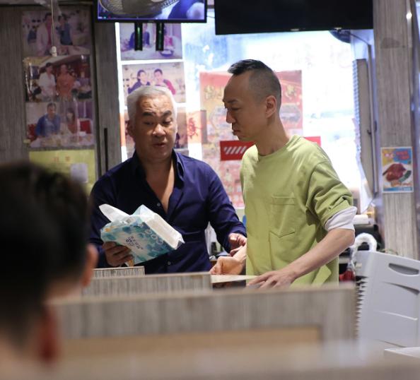 52歲綠葉男星沒戲拍「到餐廳打工」！要洗碗洗廁所幹10多個小時，「月收曝光」嘆不容易