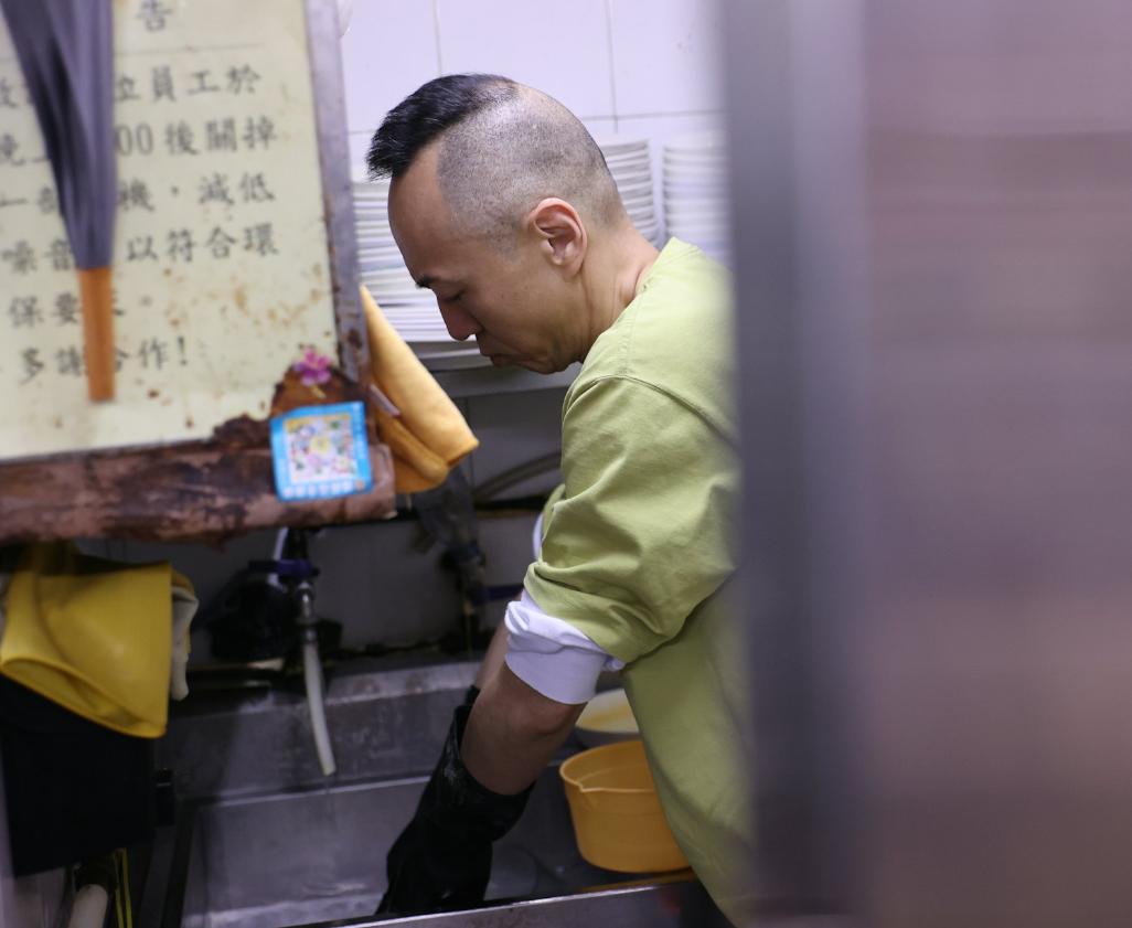 52歲綠葉男星沒戲拍「到餐廳打工」！要洗碗洗廁所幹10多個小時，「月收曝光」嘆不容易