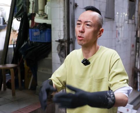 52歲綠葉男星沒戲拍「到餐廳打工」！要洗碗洗廁所幹10多個小時，「月收曝光」嘆不容易