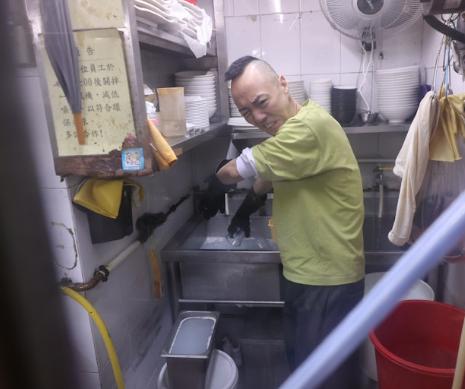 52歲綠葉男星沒戲拍「到餐廳打工」！要洗碗洗廁所幹10多個小時，「月收曝光」嘆不容易