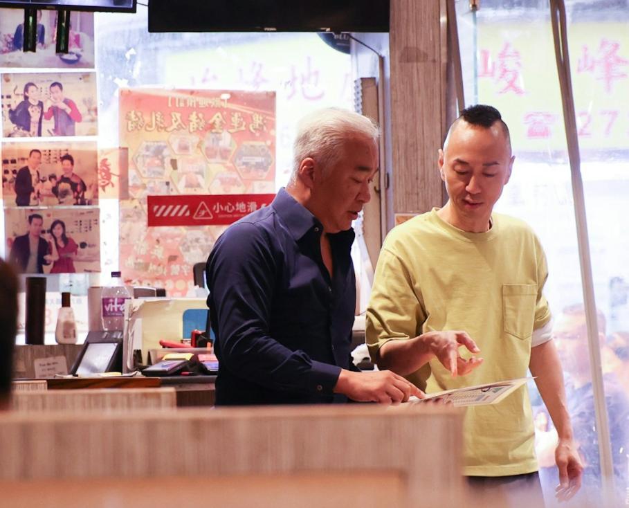 52歲綠葉男星沒戲拍「到餐廳打工」！要洗碗洗廁所幹10多個小時，「月收曝光」嘆不容易