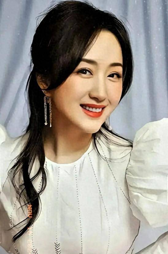 53歲女星參加同學會「大家都成阿姨輩」　唯獨她像少女「全身黑不刻意扮嫩」