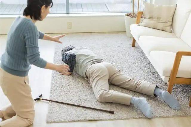 64歲阿公「高血壓併發症」去世！醫生提醒：長期吃降壓藥　冬季「做好4件事」血壓更穩定