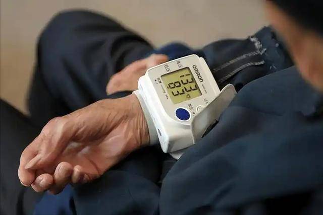 64歲阿公「高血壓併發症」去世！醫生提醒：長期吃降壓藥　冬季「做好4件事」血壓更穩定