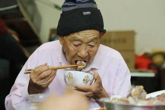 64歲阿公「高血壓併發症」去世！醫生提醒：長期吃降壓藥　冬季「做好4件事」血壓更穩定