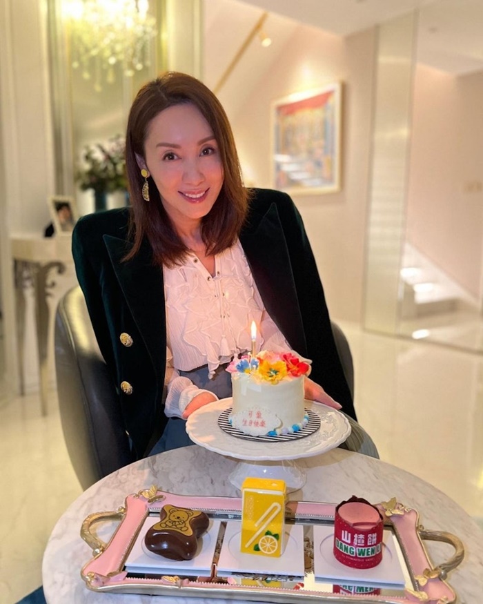 消失15年復出！百億千金「穿蝴蝶結禮服」開金嗓　網一看驚喊：根本不愁吃穿