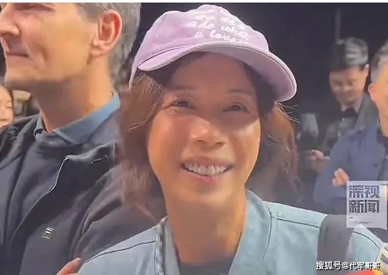 54歲女星素顏被捕捉「面容憔悴」 「形象判若兩人」網驚：變老了　