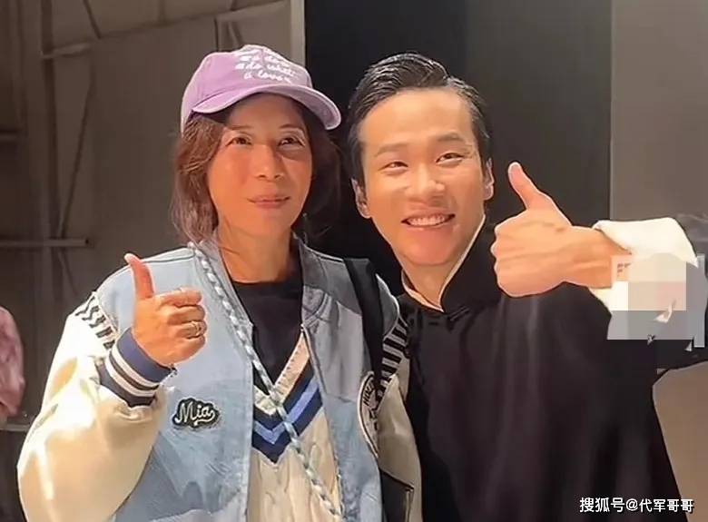 54歲女星素顏被捕捉「面容憔悴」 「形象判若兩人」網驚：變老了　