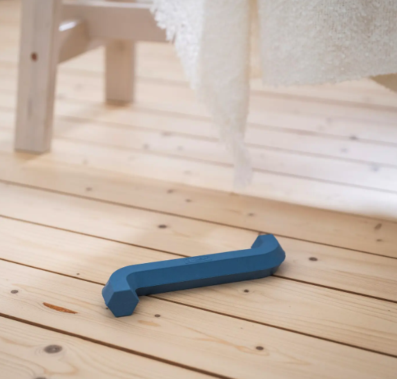 逛IKEA看到「超巨大藍色扳手」好奇到底鎖什麼　仔細一看「發現意外用途」：真的沒想過