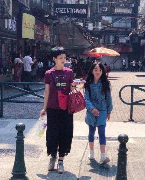 自爆罹患重病!46歲女星「切除全部子宮」只保留卵巢 術後面容憔悴「現身公開病情」...