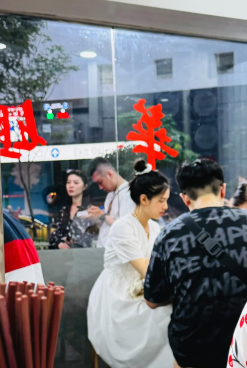 吃飯時「瞥見隔壁白裙客人」長得好漂亮　仔細一看「忍不住驚喜大尖叫」：是公主本人