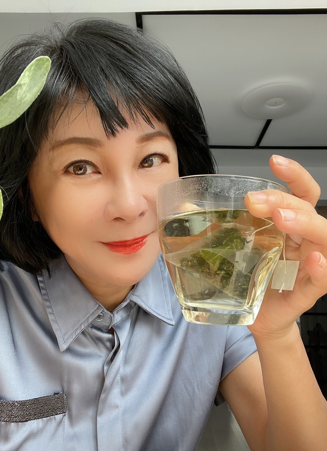 15歲愛女咖啡廳當工讀！知名作家欣慰曬「認真擦桌模樣」　網驚呆：又長高腿好長
