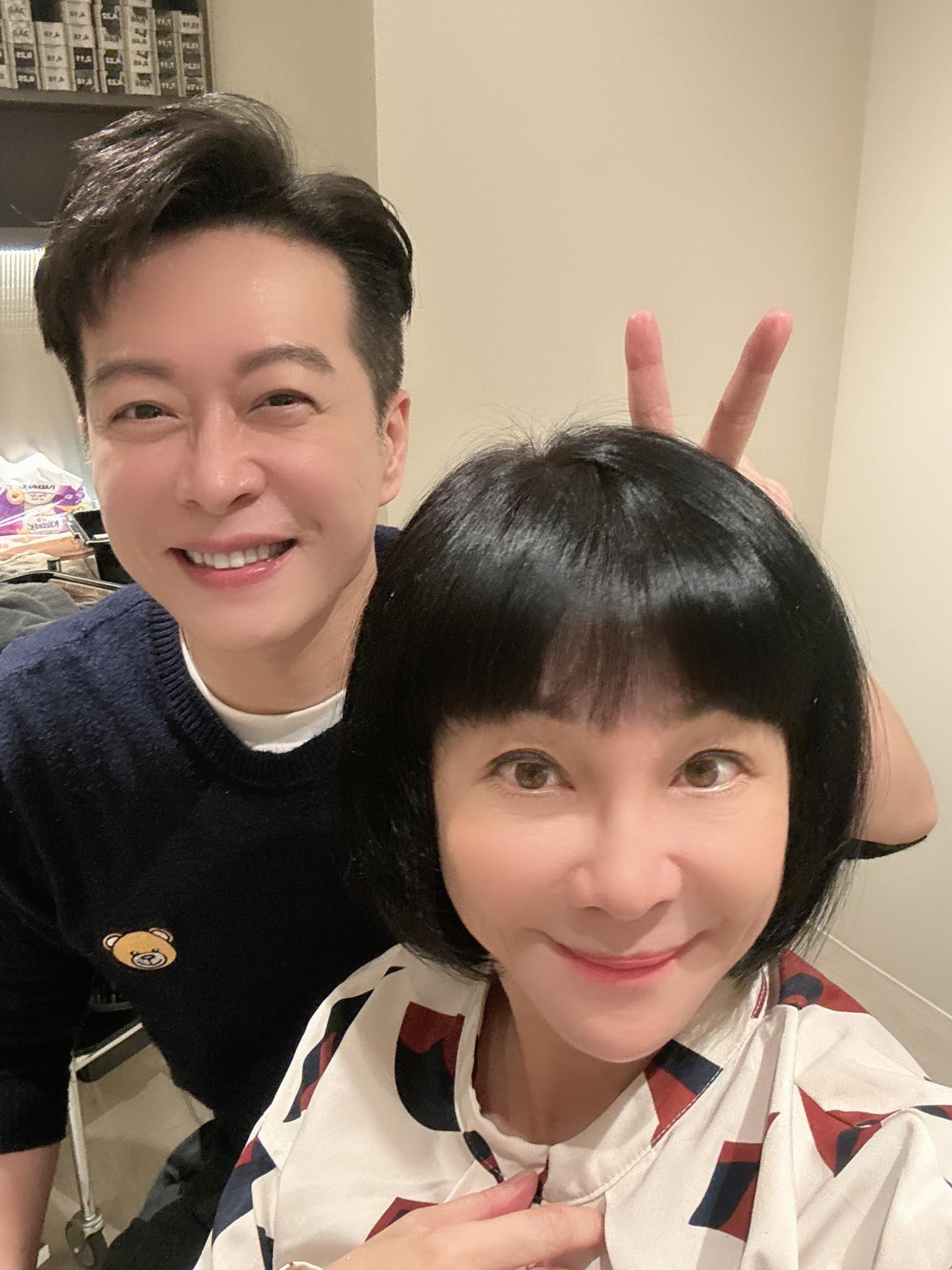 15歲愛女咖啡廳當工讀！知名作家欣慰曬「認真擦桌模樣」　網驚呆：又長高腿好長