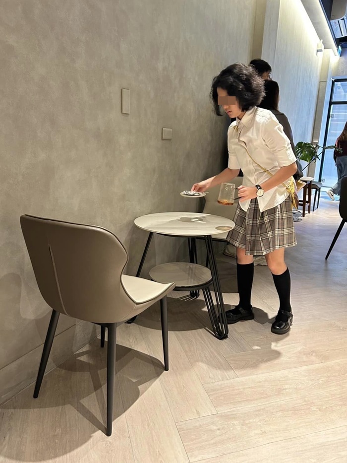 15歲愛女咖啡廳當工讀！知名作家欣慰曬「認真擦桌模樣」　網驚呆：又長高腿好長