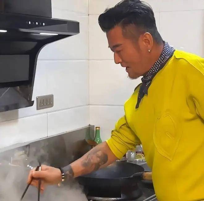 62歲電視小生「開麵館謀生」親自端盤子！昔日帥哥「老到不敢認」網驚唏噓