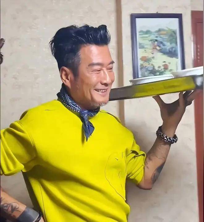 62歲電視小生「開麵館謀生」親自端盤子！昔日帥哥「老到不敢認」網驚唏噓