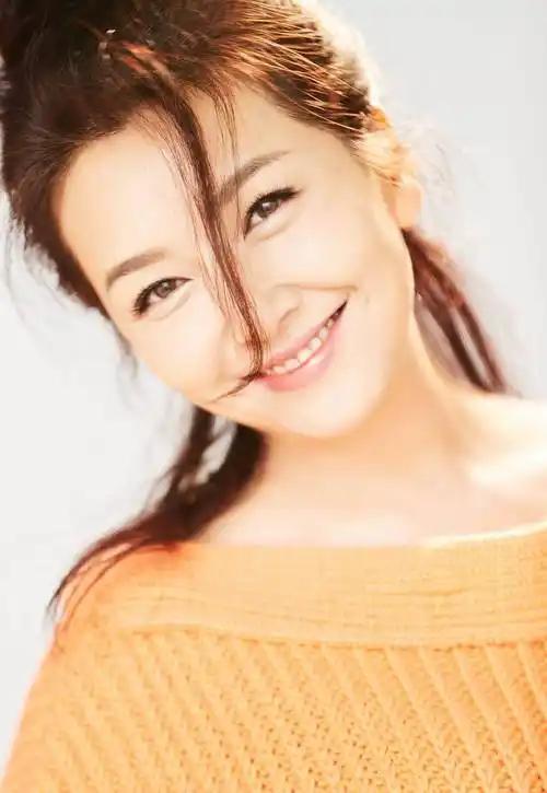 和明星妻子離婚後！專註事業「12年不談戀愛」　卻在51歲時「娶小16歲富婆」再度爆紅