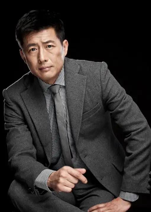 和明星妻子離婚後！專註事業「12年不談戀愛」　卻在51歲時「娶小16歲富婆」再度爆紅