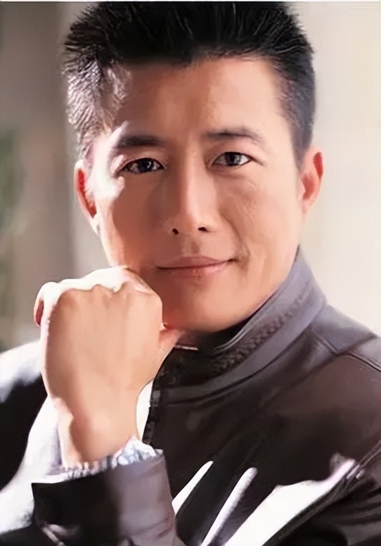 和明星妻子離婚後！專註事業「12年不談戀愛」　卻在51歲時「娶小16歲富婆」再度爆紅