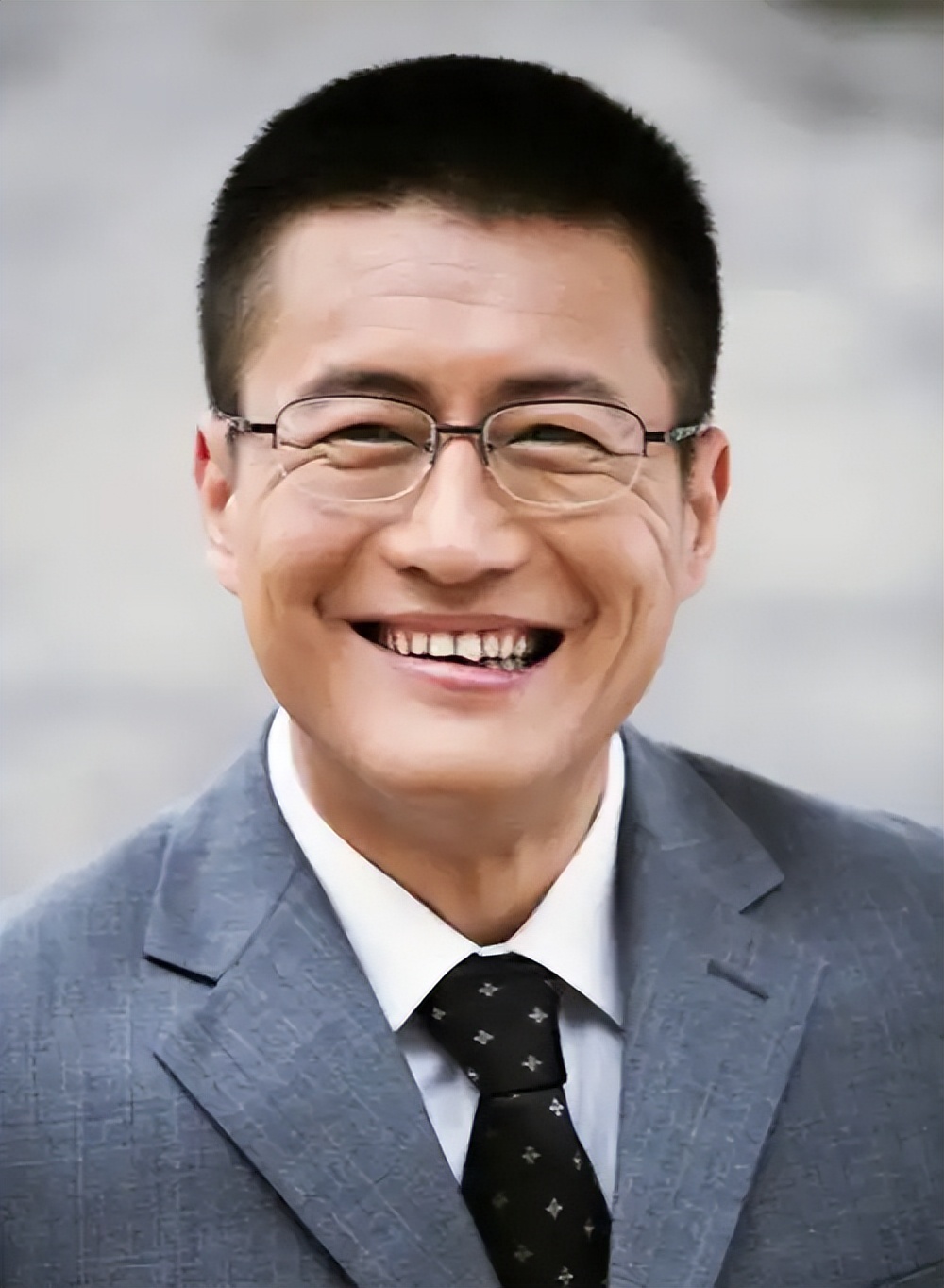 和明星妻子離婚後！專註事業「12年不談戀愛」　卻在51歲時「娶小16歲富婆」再度爆紅