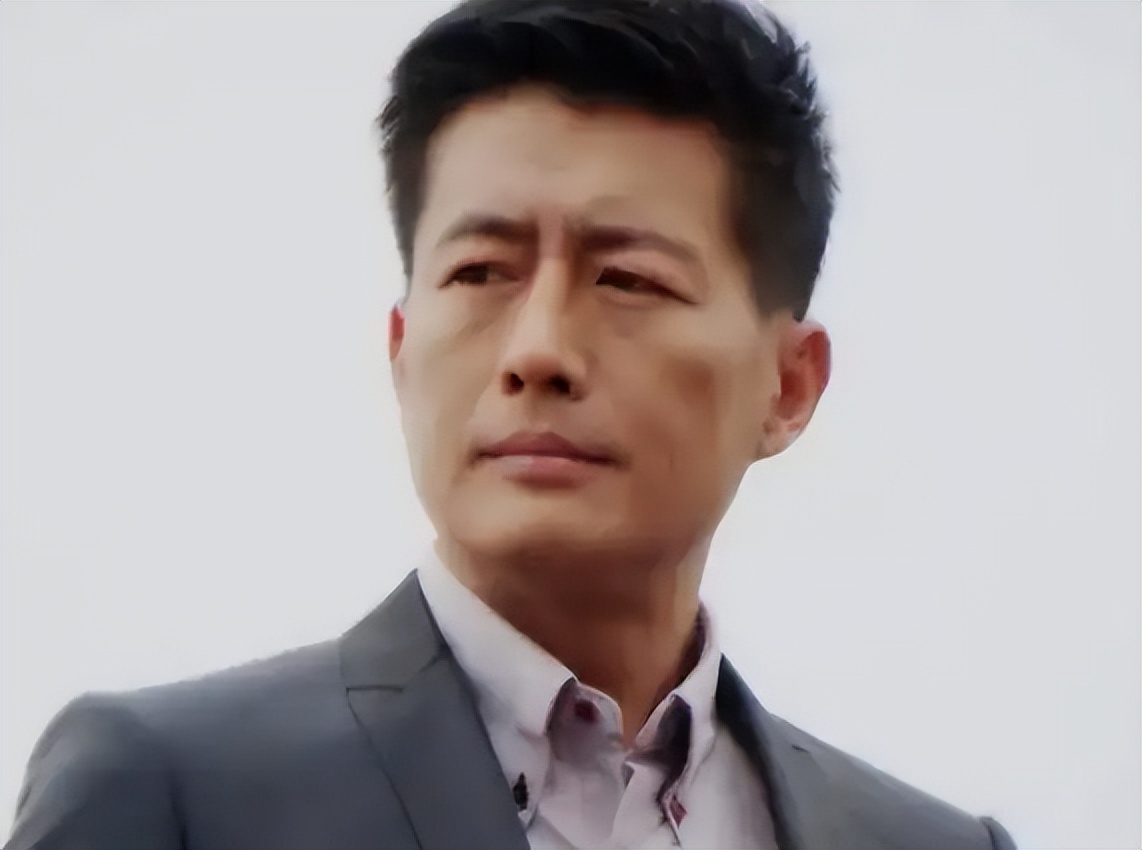 和明星妻子離婚後！專註事業「12年不談戀愛」　卻在51歲時「娶小16歲富婆」再度爆紅