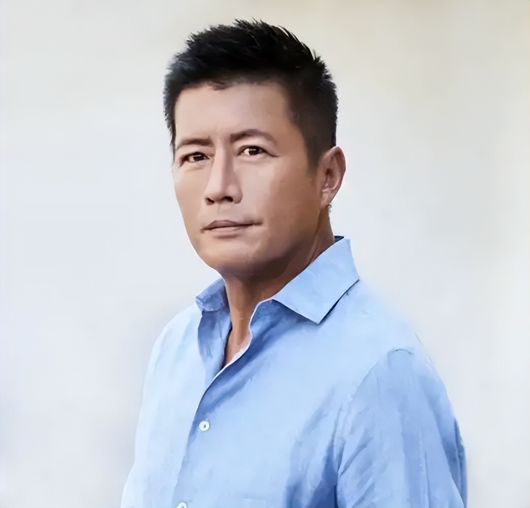 和明星妻子離婚後！專註事業「12年不談戀愛」　卻在51歲時「娶小16歲富婆」再度爆紅