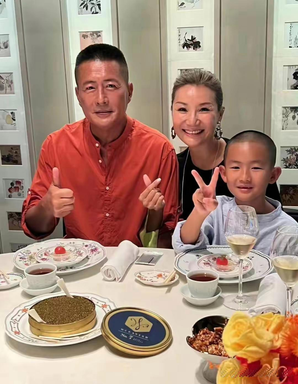 和明星妻子離婚後！專註事業「12年不談戀愛」　卻在51歲時「娶小16歲富婆」再度爆紅