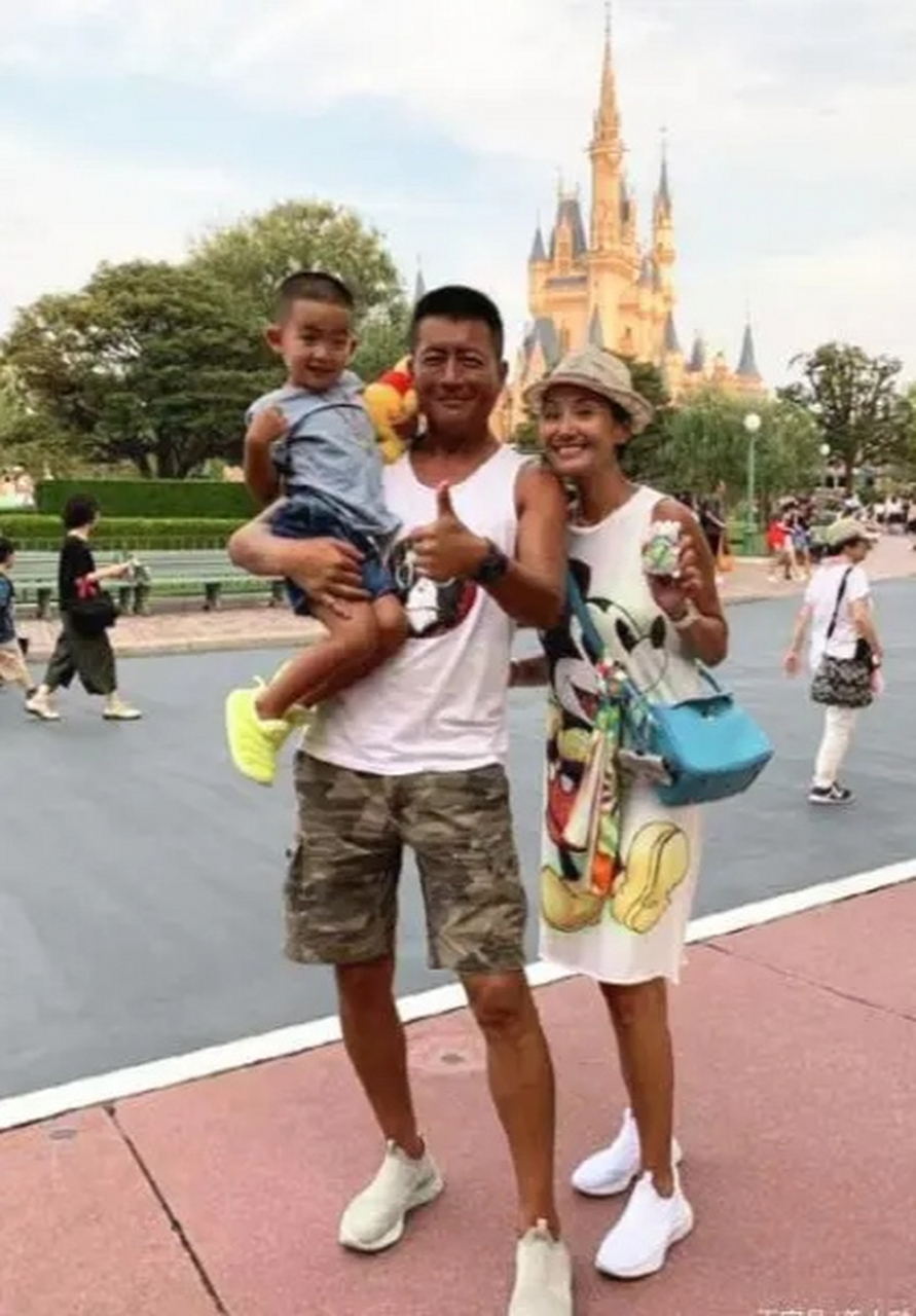 和明星妻子離婚後！專註事業「12年不談戀愛」　卻在51歲時「娶小16歲富婆」再度爆紅