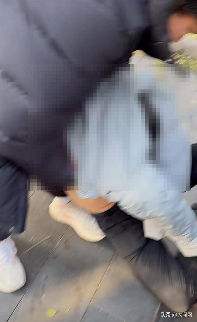 猝然倒地！新婚男子「吃一食物窒息」當街身亡　醫生提醒：噎食後「4步急救法」一定要懂