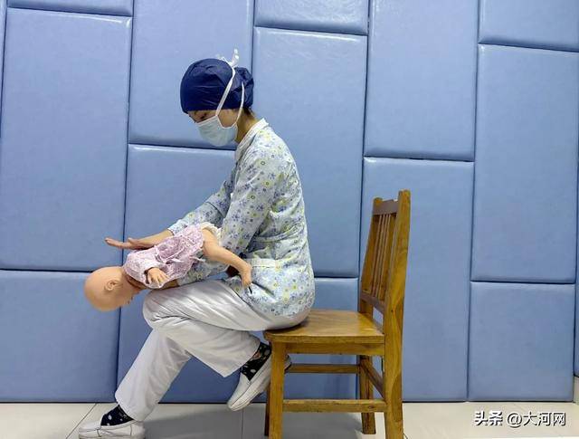 猝然倒地！新婚男子「吃一食物窒息」當街身亡　醫生提醒：噎食後「4步急救法」一定要懂