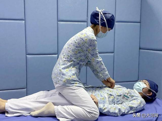 猝然倒地！新婚男子「吃一食物窒息」當街身亡　醫生提醒：噎食後「4步急救法」一定要懂