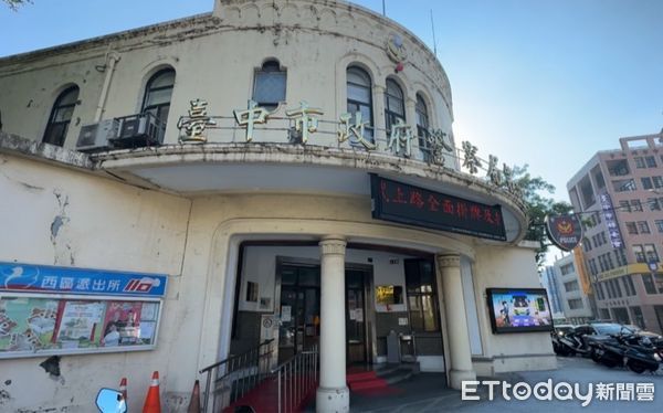 拿球棒打老師！台中國小生遭警帶走「校方聲明曝光」　風向逆轉「網狂罵家長噁心」：都是一場戲