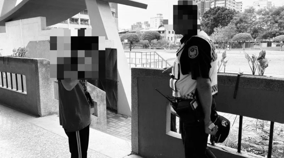 拿球棒打老師！台中國小生遭警帶走「校方聲明曝光」　風向逆轉「網狂罵家長噁心」：都是一場戲