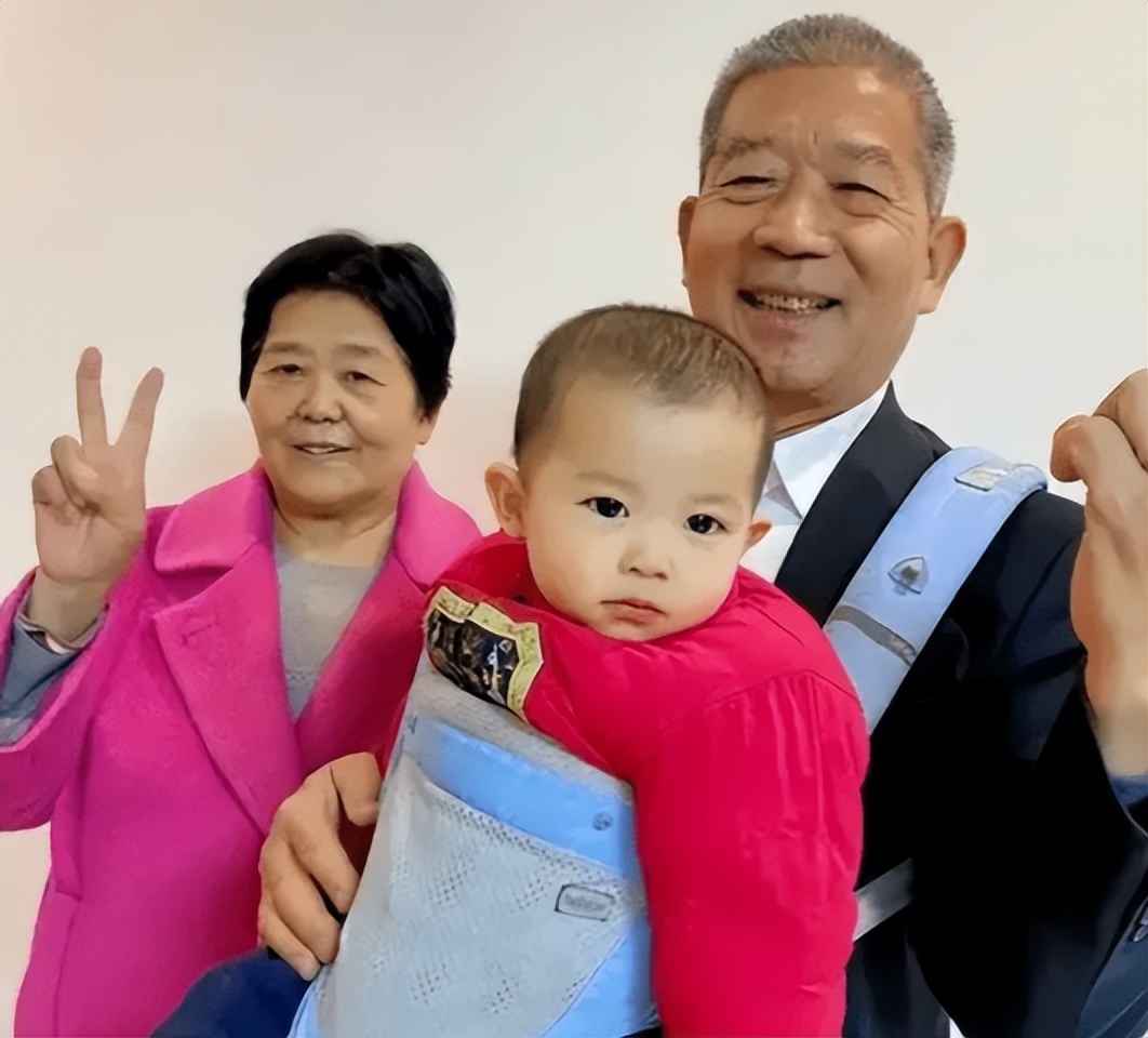 兒女早已長大成家！67歲意外懷孕「執意生下三胎」　6年過後「近況曝光」遭網友怒批：害苦孩子